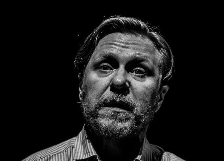 „Paraliż”. Sprawa Igora Stachowiaka na deskach teatru