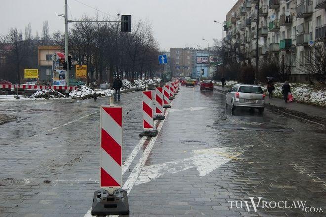 Komunikacyjny chaos na placu Orląt Lwowskich. Jazda „na pamięć” i stłuczki