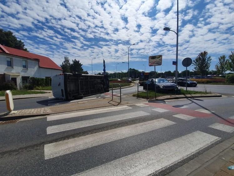 Wrocław: Wypadek koło stadionu. Bus leżał na boku [ZDJĘCIA]
