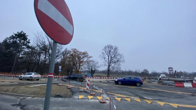 Nowa organizacja ruchu i jeszcze większe korki przy Mostach Chrobrego