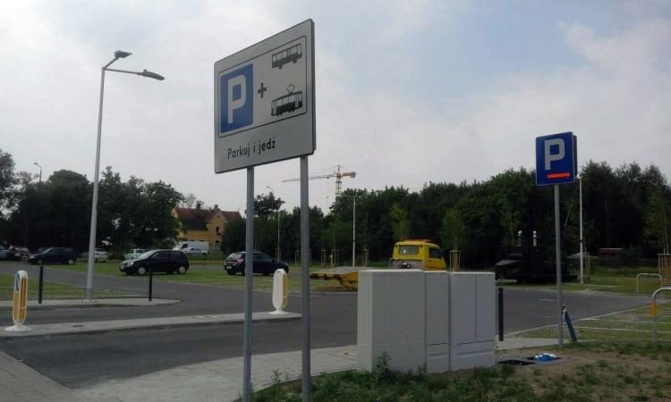 Na zachodzie Wrocławia powstają dwa nowe parkingi. Będą gotowe jesienią [ZDJĘCIA]