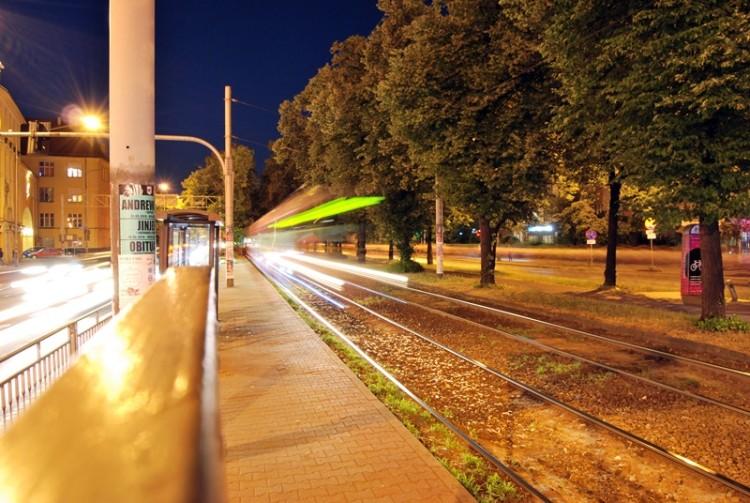 Wypadek na Powstańców Śląskich. Kobieta wpadła pod tramwaj