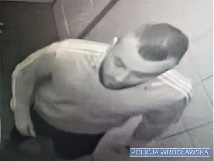 Wrocław: pobicie w klubie w centrum miasta. Policja szuka tego mężczyzny