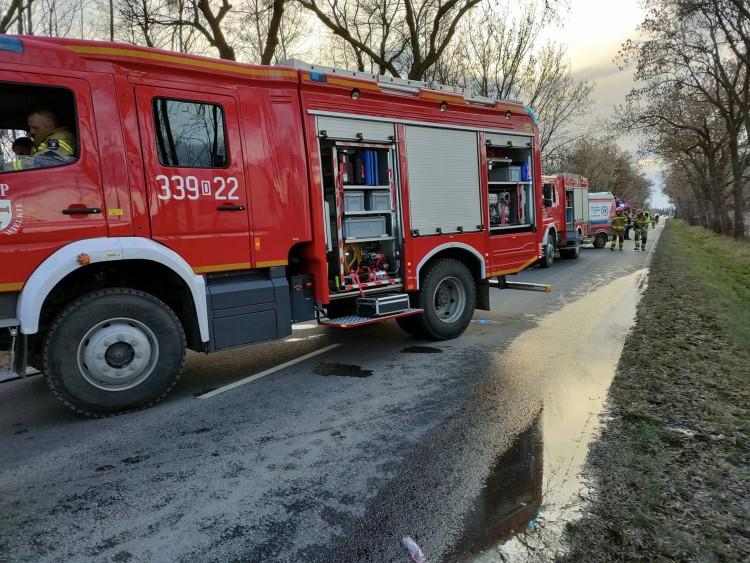 Wypadek pod Wrocławiem. Po czołowym zderzeniu kierowca wypadł przez szybę w aucie