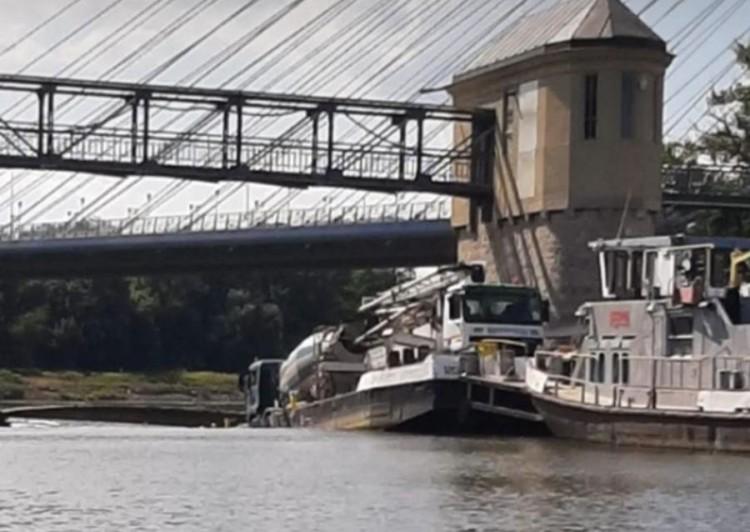 Wrocław: Niebezpieczny wypadek na Odrze. Barka częściowo zatonęła