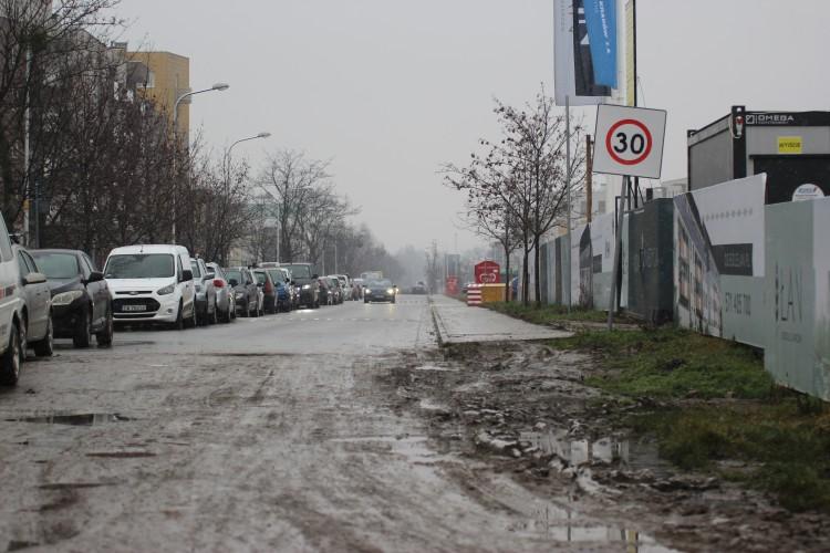 Budują nowe bloki, przy okazji niszczą osiedlową drogę