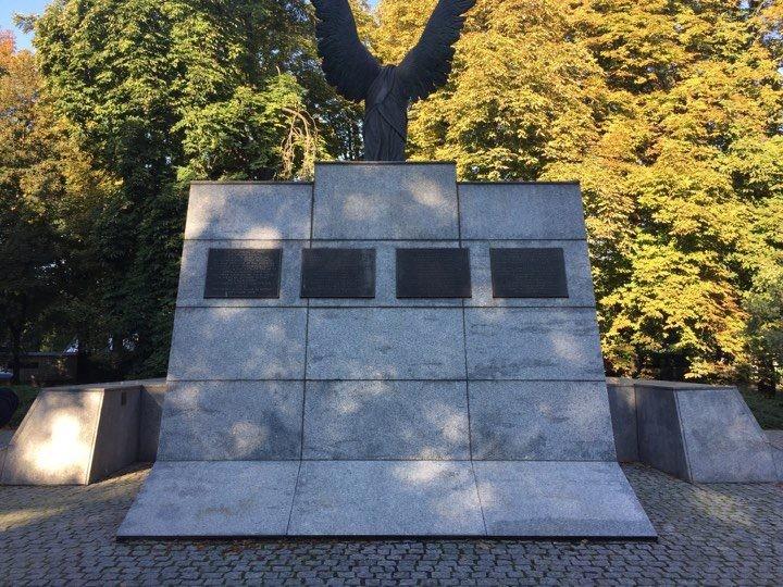 Wrocław: ktoś popisał Pomnik Ofiar Zbrodni Katyńskiej [ZDJĘCIA]