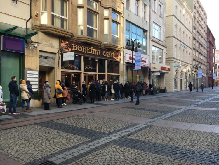 Wrocławianie w kolejkach po pączki. Tłusty Czwartek zobowiązuje! [ZDJĘCIA, WIDEO]