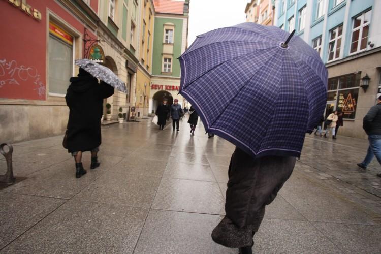 Synoptycy ostrzegają: będzie gwałtownie wiało i padało. I mają rację [ZDJĘCIA]