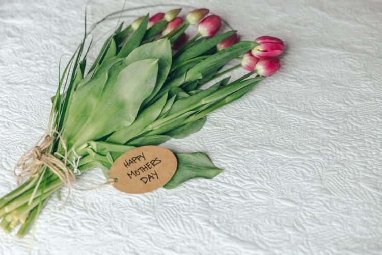 Dzień Mamy 26.05.2024 - czego życzyć mamie? Gotowe życzenia!