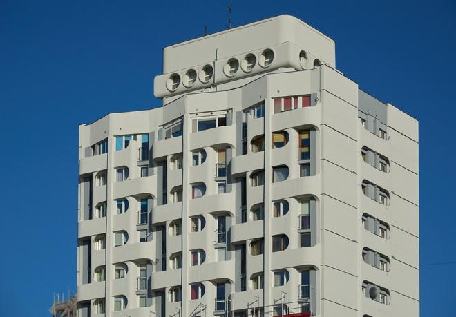 Trwa remont „sedesowców”. Pierwszy budynek wrocławskiego Manhattanu odzyskał blask