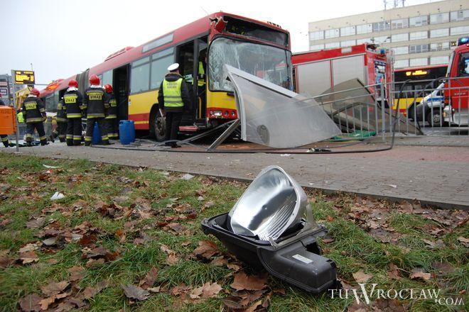 Autobus staranował przystanek na pl. Jana Pawła II. 1 zabity i 5 rannych [VIDEO]
