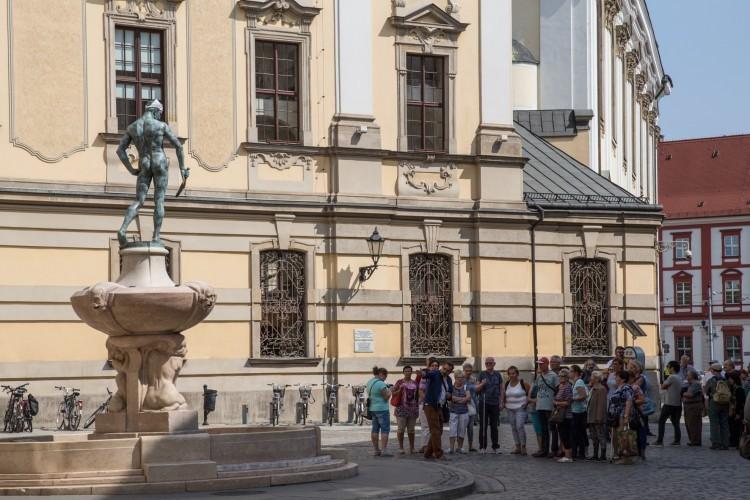 Młody wandal chciał oderwać szpadę Szermierzowi. Wpadł na gorącym uczynku