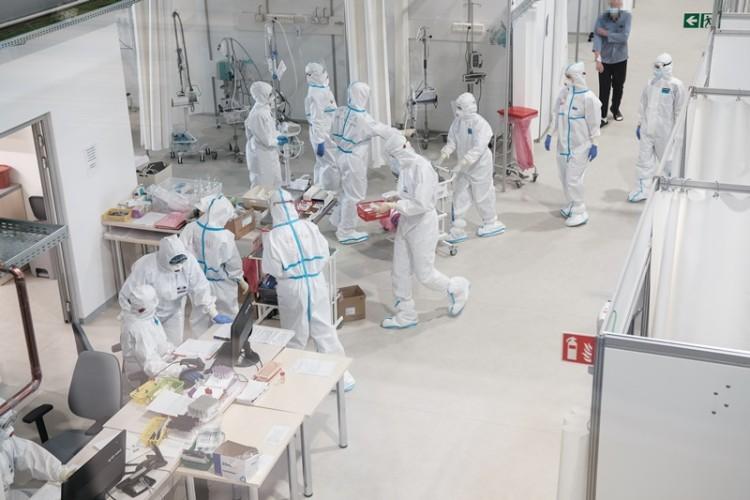 Prawie 600 pacjentów w 2 miesiące. Szpital tymczasowy pokazał zdjęcia z wnętrza [ZOBACZ]
