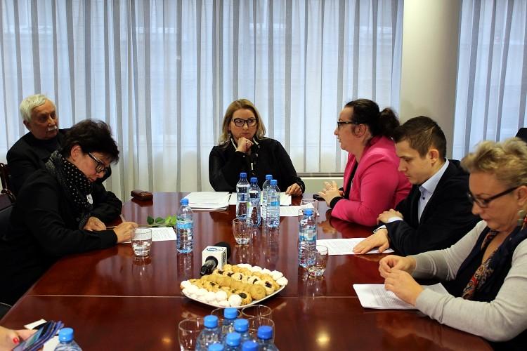 Obrońcy demokracji skarżą się na miasto i policję. „Nie reagują na przemoc i neonazistowskie hasła