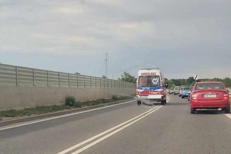 Wypadek na Wschodniej Obwodnicy Wrocławia. Rowerzysta w szpitalu