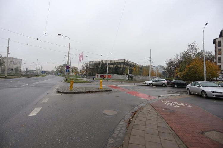 Niebezpiecznie na Legnickiej. Tramwaje wjeżdżają prosto przed rozpędzone auta [ZDJĘCIA]