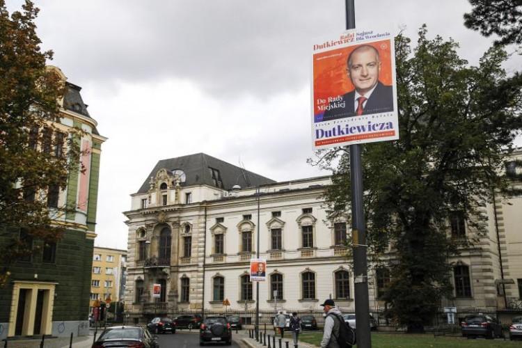 Politycy reklamują się na barierkach i latarniach. Czy to legalne?
