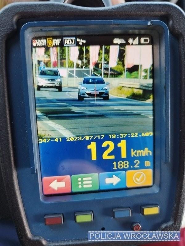 Kierowca opla pomylił miasto z autostradą. Zatrzymany pod Wrocławiem jechał 121 km/h