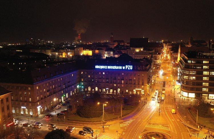 Kultowy neon wrócił na budynek. „Złodziej” znów świeci [ZDJĘCIA]