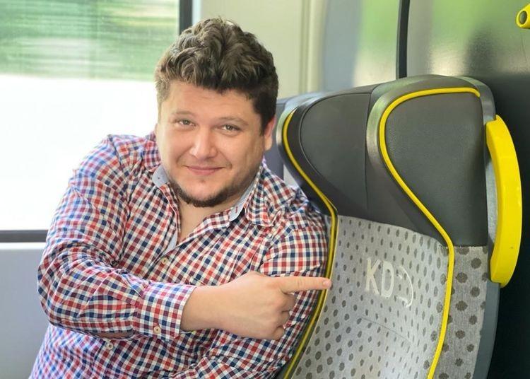 Znany pisarz nowym głosem Kolei Dolnośląskich. To autor popularnych kryminałów [WIDEO]