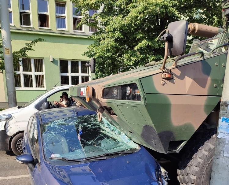 Wrocław: Niecodzienny wypadek - opancerzony wóz rozjechał forda