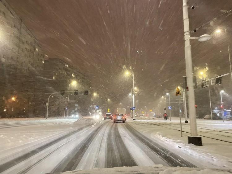 Atak zimy we Wrocławiu. Nadal koszmarne warunki na drogach