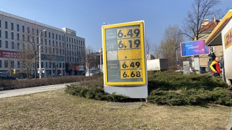 Rekordowe ceny paliwa. Grubo ponad 6 złotych za litr benzyny. Olej jeszcze droższy