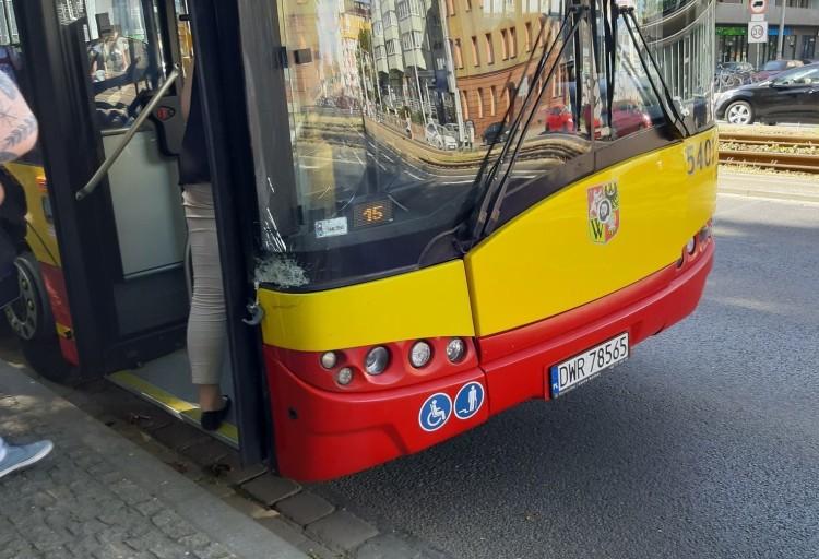Kierowca autobusu MPK zasłabł, a pojazd jechał dalej, uszkadzając zaparkowane samochody