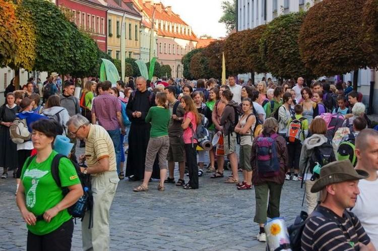 Prawie 9 tys. pielgrzymów w sobotę przejdzie przez Wrocław (UTRUDNIENIA DLA KIEROWCÓW)
