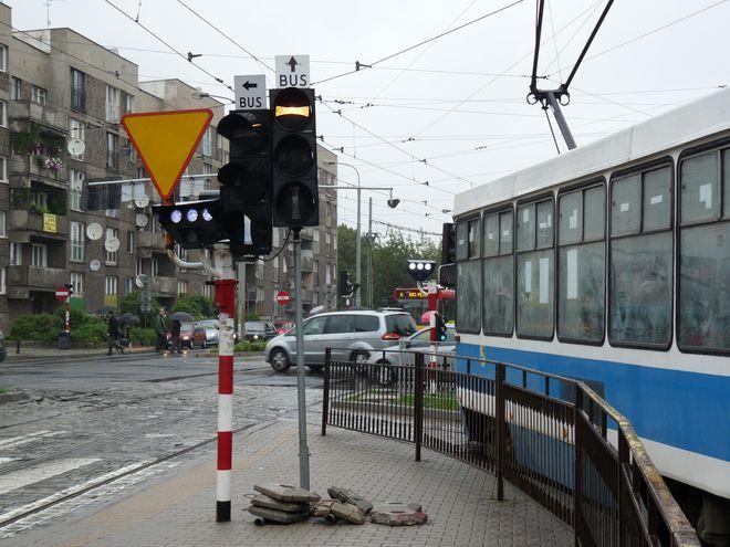 Tramwaj na światłach czeka na autobus, który tydzień temu zmienił trasę
