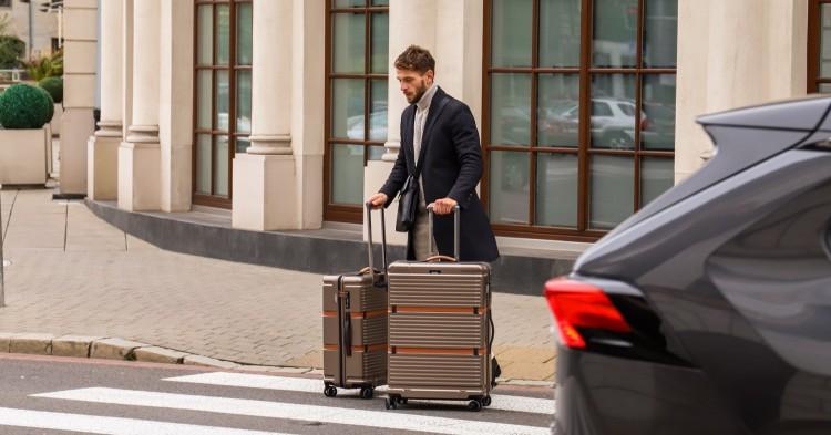 Duże walizki na kółkach – miękkie czy twarde? Jaki model wybrać?