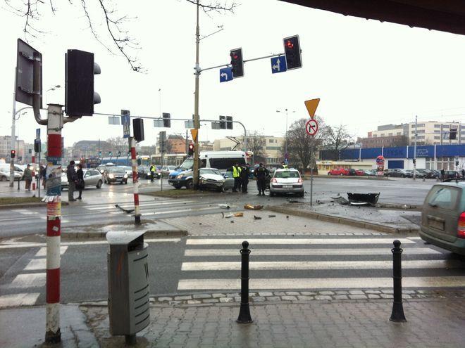 2 osoby ranne w groźnym wypadku na placu Solidarności. Centrum sparaliżowane