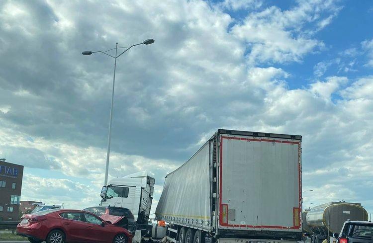 Karambol na AOW. Zderzyły się trzy ciężarówki i dwa samochody osobowe [ZDJĘCIA]