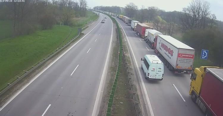 Dwie osobówki zderzyły się na A4 pod Wrocławiem. Duże utrudnienia dla kierowców