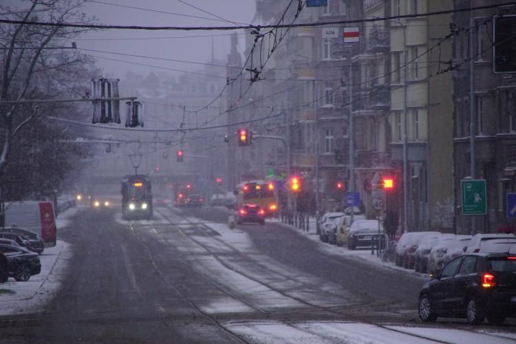 Atak zimy we Wrocławiu. Na drogach panują trudne warunki