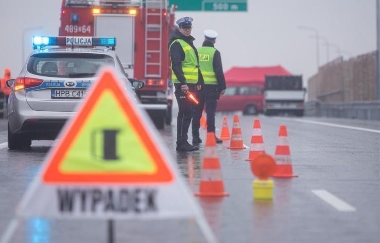 Laweta przewróciła się na A4 koło Bielan Wrocławskich