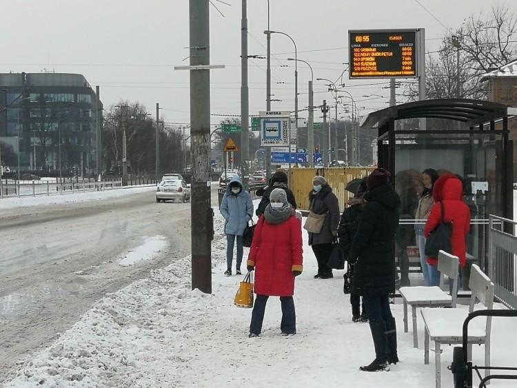 Pasażerowie skarżą się na lód na przystankach. Prezes MPK Wrocław wskazuje winnego