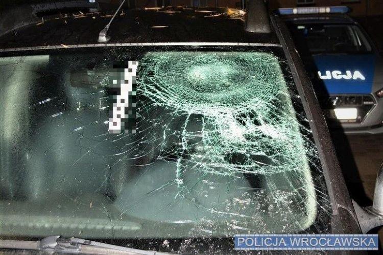 Wrocław: pijany 60-latek drewnianą belką wybijał szyby w autach
