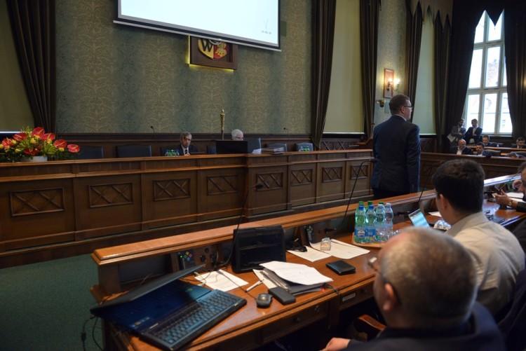 Wrocław: rada miejska po pierwszej dyskusji o nocnej prohibicji