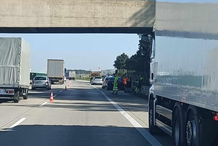 Wypadek osobówki i ciężarówki na A4. Ranny mężczyzna