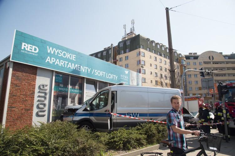 Zderzenie busa Służby Więziennej z samochodem osobowym na Pułaskiego [ZDJĘCIA]