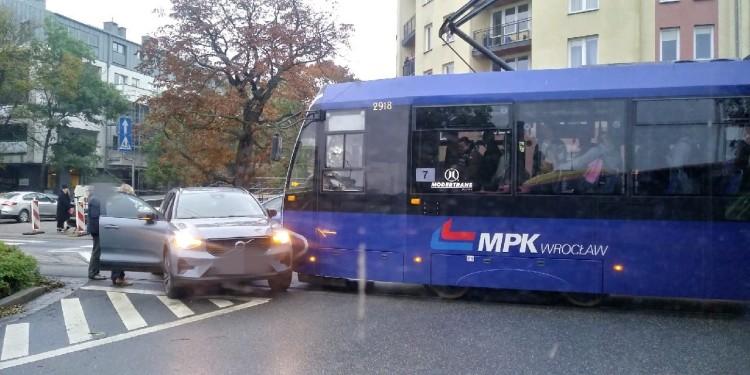 Wrocław: Volvo zderzyło się z tramwajem na Przyjaźni. Są objazdy