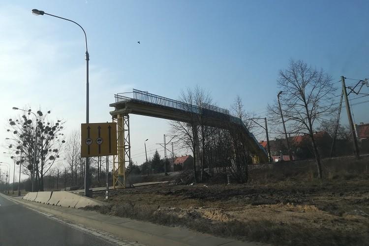Kolejny etap rozbiórki kładki nad aleją Sobieskiego. Wkrótce przetarg na nową przeprawę
