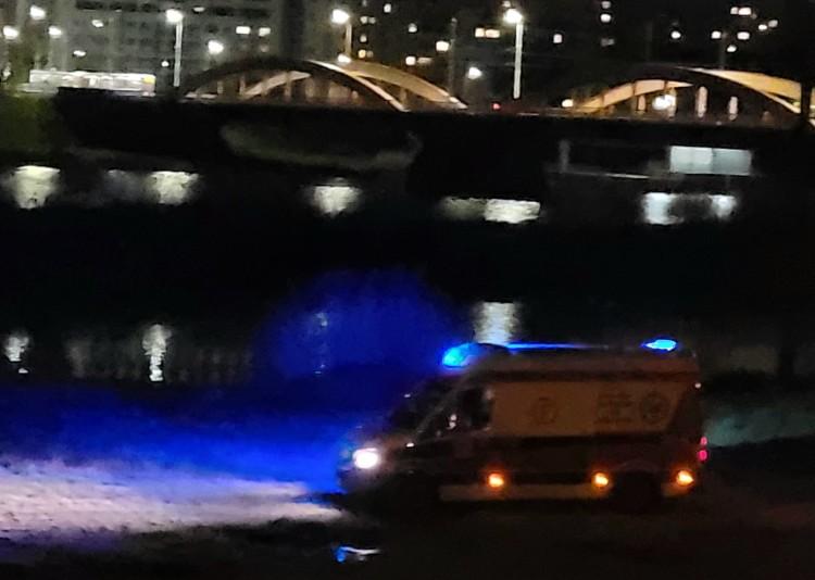 Wrocław: Wędkarz wpadł do Odry i zaczął tonąć. Bohaterska akcja pracowników beach baru