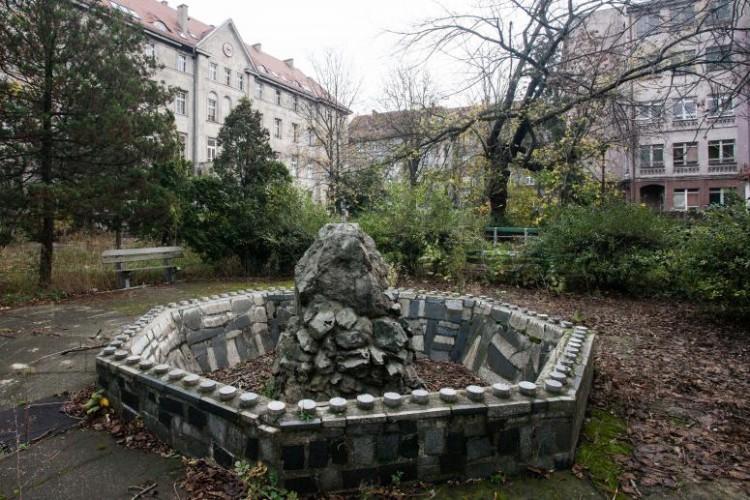 Dawny szpital przy Traugutta zabytkiem. AmRest i Urząd Marszałkowski odwołują się od tej decyzji