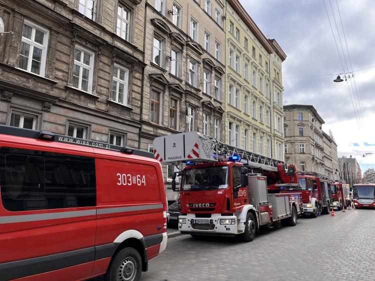 Wrocław: Pożar w kamienicy przy Komuny Paryskiej [ZDJĘCIA]