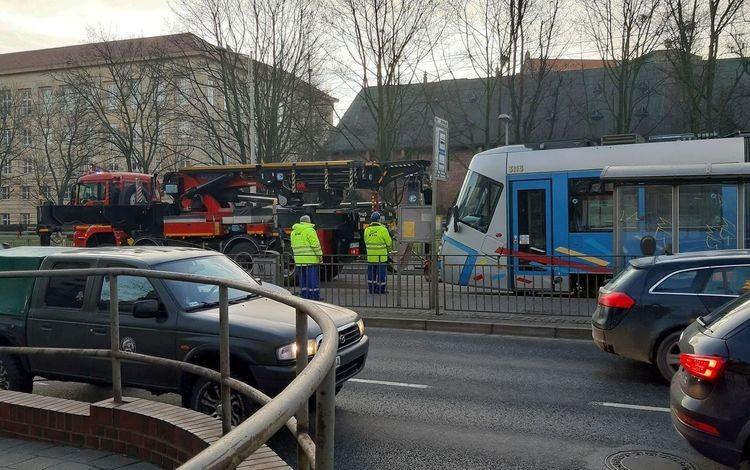Przy moście Grunwaldzkim wykoleił się tramwaj [ZDJĘCIA]