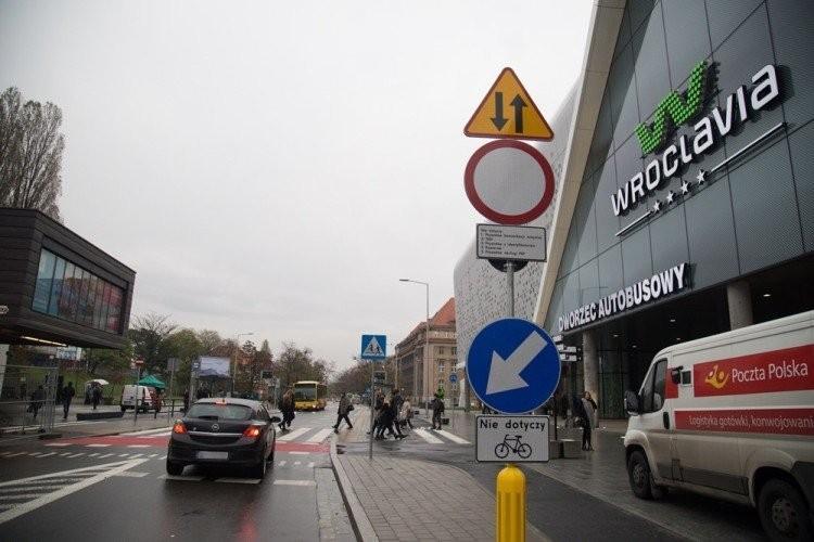 Piesi przeszkadzają wrocławskiemu MPK. Przewoźnik skarży się w ratuszu