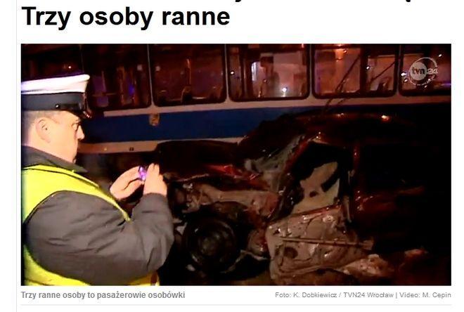 Samochód zderzył się z tramwajem. Kierowca zdemolowanego auta w stanie ciężkim